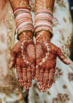 indian-wedding-bangles-mehandi-henna-coloured-hands-with-reflective-ornament_8353-9783